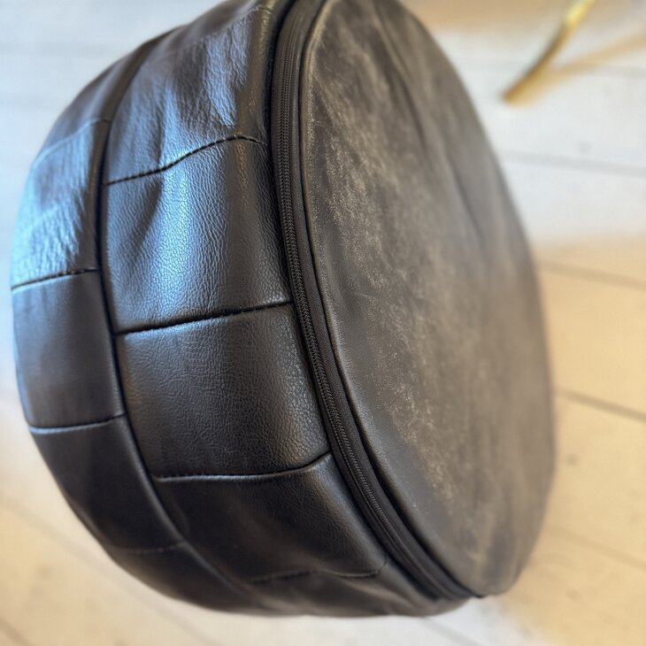 Vintage ronde leren lapjespoef zwart | Sprinkelhop