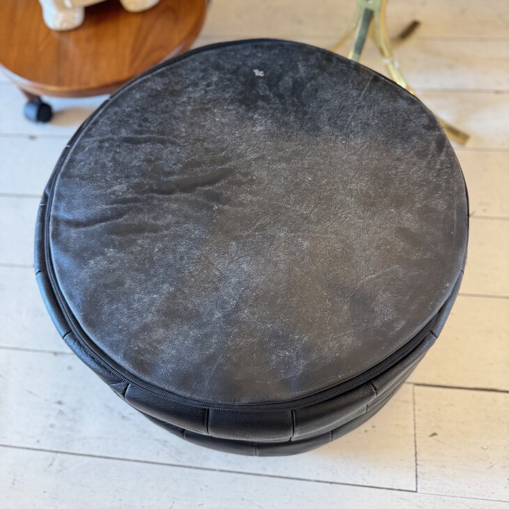Vintage ronde leren lapjespoef zwart | Sprinkelhop