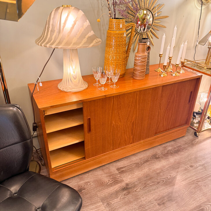 Vintage Deens Hundevad dressoir teak schuifdeuren | Sprinkelhop