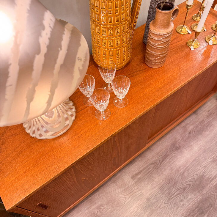 Vintage Deens Hundevad dressoir teak schuifdeuren | Sprinkelhop