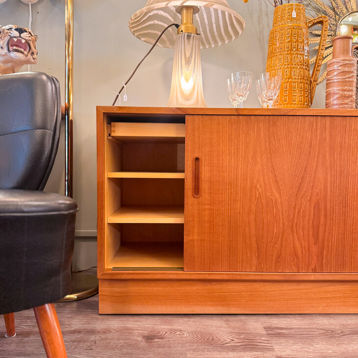 Vintage Deens Hundevad dressoir teak schuifdeuren | Sprinkelhop