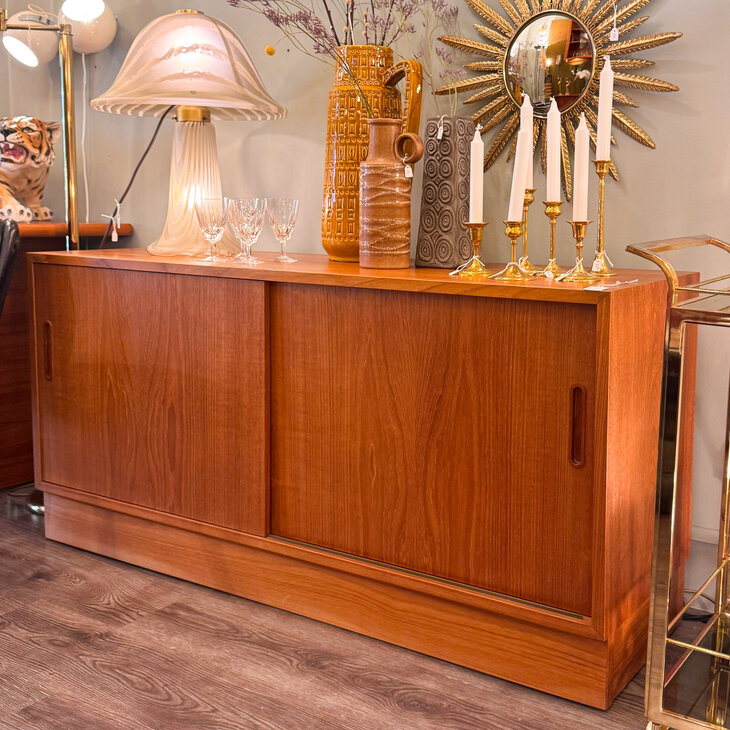 Vintage Deens Hundevad dressoir teak schuifdeuren | Sprinkelhop