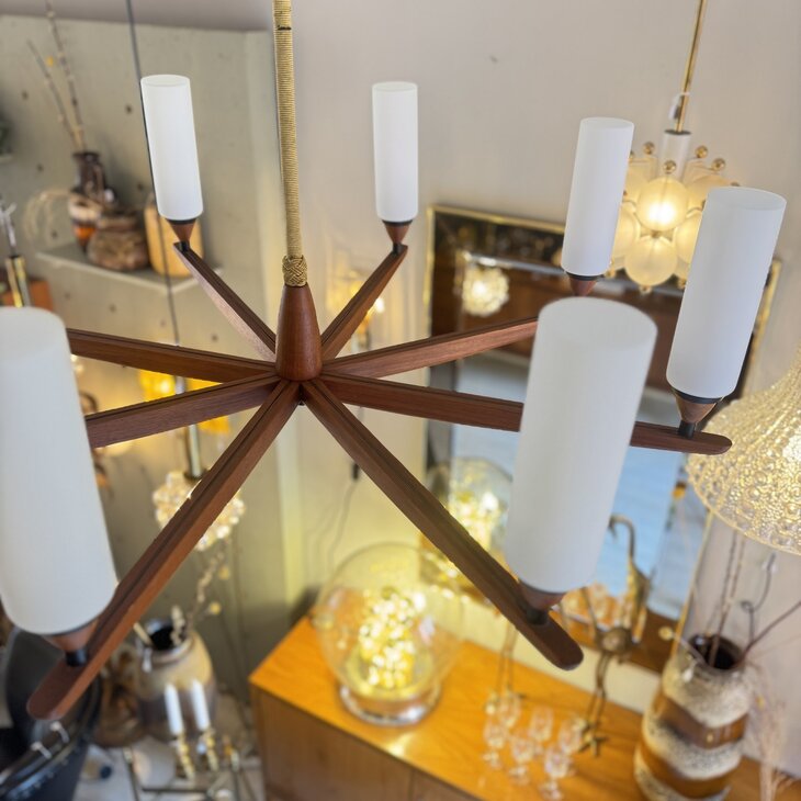 Zweedse jaren &#039;50 teak opaline kroonluchter Kristiansson voor Luxus | Sprinkelhop
