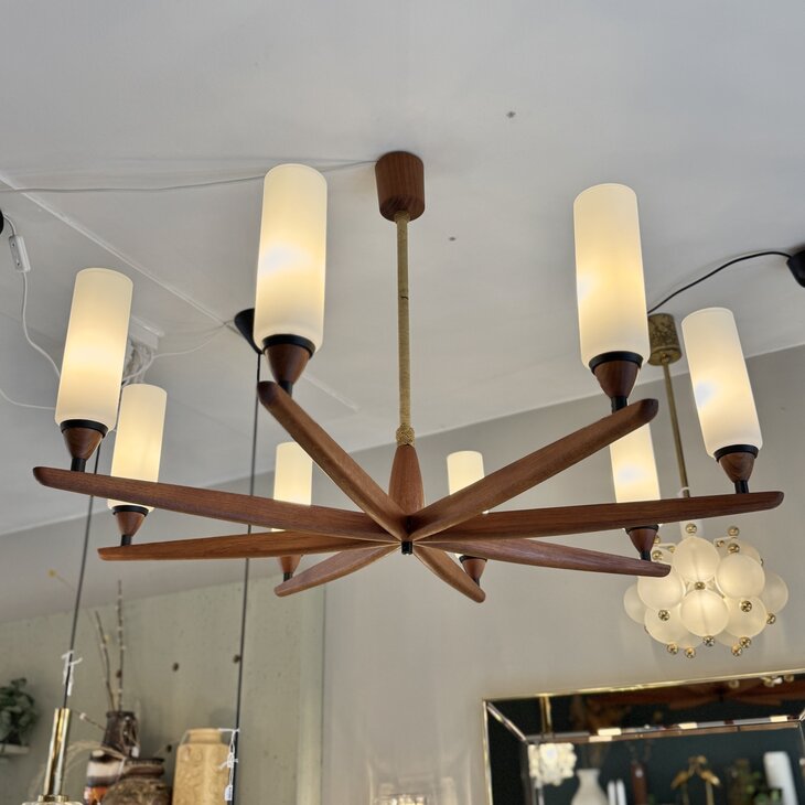 Zweedse jaren &#039;50 teak opaline kroonluchter Kristiansson voor Luxus | Sprinkelhop