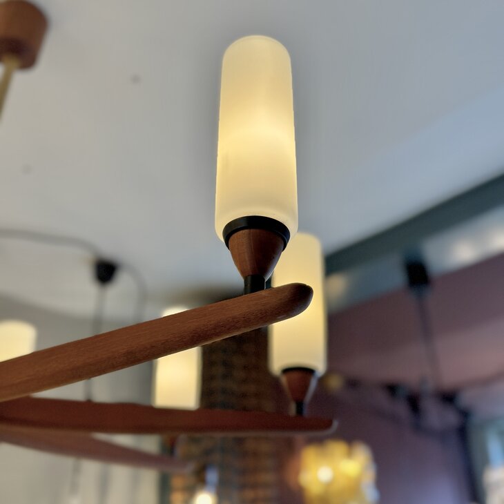 Zweedse jaren &#039;50 teak opaline kroonluchter Kristiansson voor Luxus | Sprinkelhop