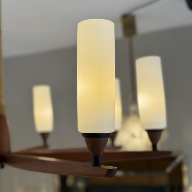 Zweedse jaren &#039;50 teak opaline kroonluchter Kristiansson voor Luxus | Sprinkelhop