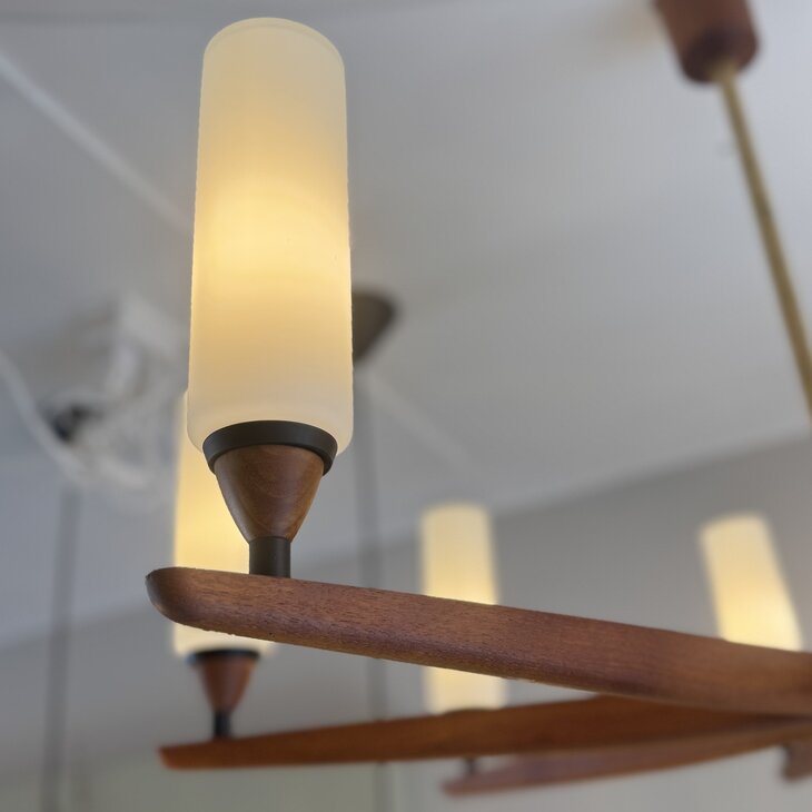 Zweedse jaren &#039;50 teak opaline kroonluchter Kristiansson voor Luxus | Sprinkelhop