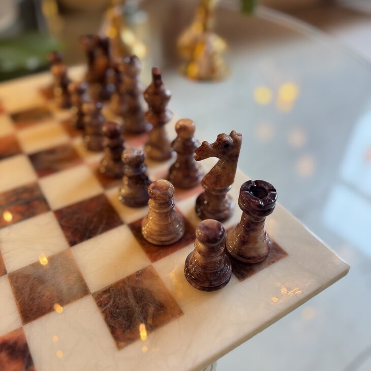 Vintage Italiaans albast marmeren schaakspel roodbruin wit | Sprinkelhop