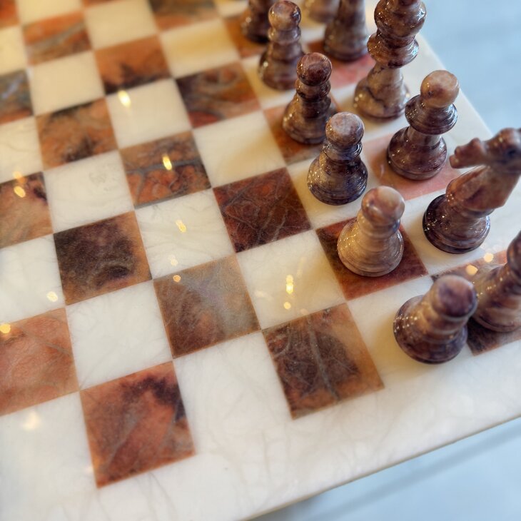 Vintage Italiaans albast marmeren schaakspel roodbruin wit | Sprinkelhop