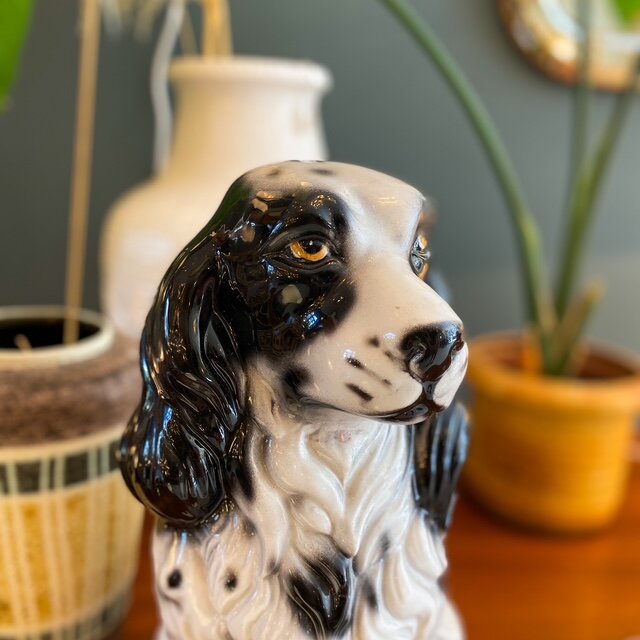 Vintage keramieken hondenbeeld Spaniel zwart wit | Sprinkelhop