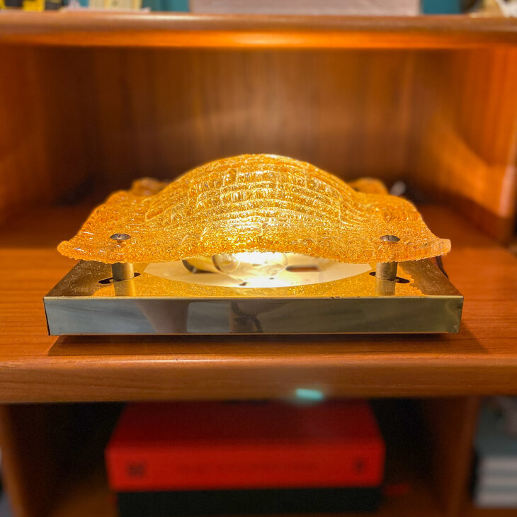 Unieke vintage vierkante plafondlamp messing met geel glas | Sprinkelhop