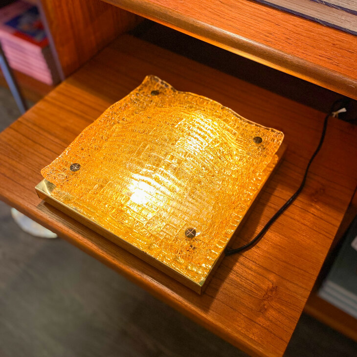 Unieke vintage vierkante plafondlamp messing met geel glas | Sprinkelhop