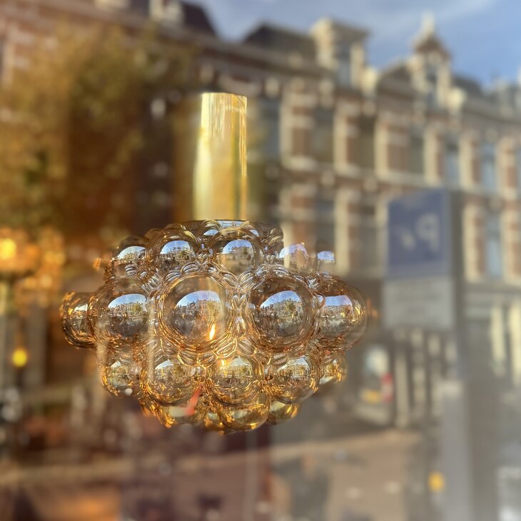 Helena Tynell grote glazen bubble hanglamp amber | Sprinkelhop