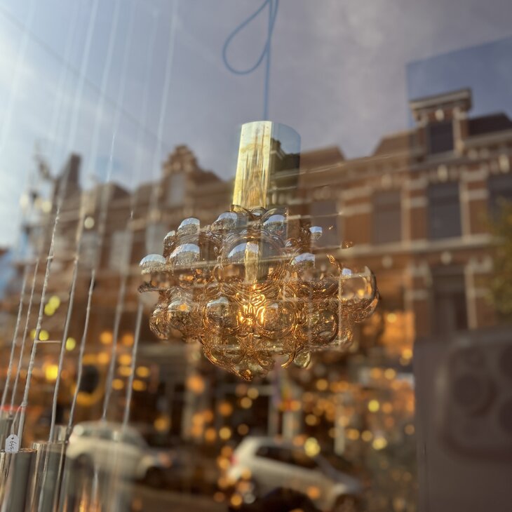 Helena Tynell grote glazen bubble hanglamp amber | Sprinkelhop