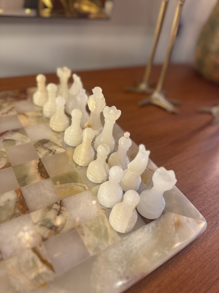 Vintage gem&ecirc;leerd onyx marmeren schaakspel rood wit