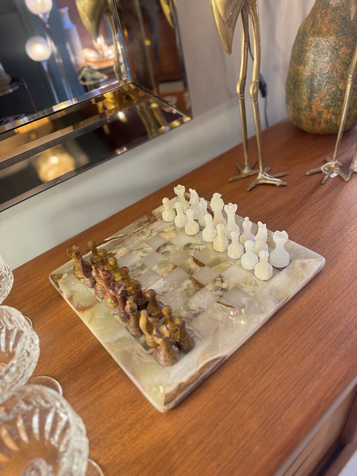 Vintage gem&ecirc;leerd onyx marmeren schaakspel rood wit