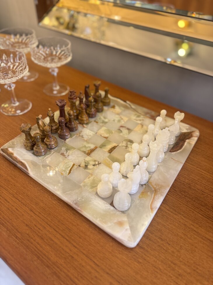 Vintage gem&ecirc;leerd onyx marmeren schaakspel rood wit