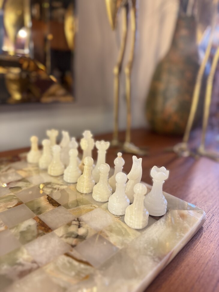 Vintage gem&ecirc;leerd onyx marmeren schaakspel rood wit