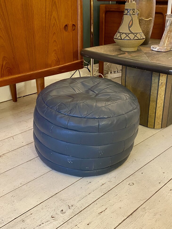 Vintage ronde leren lapjespoef zwart | Sprinkelhop