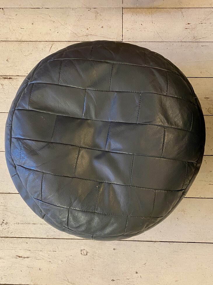 Vintage ronde leren lapjespoef zwart | Sprinkelhop