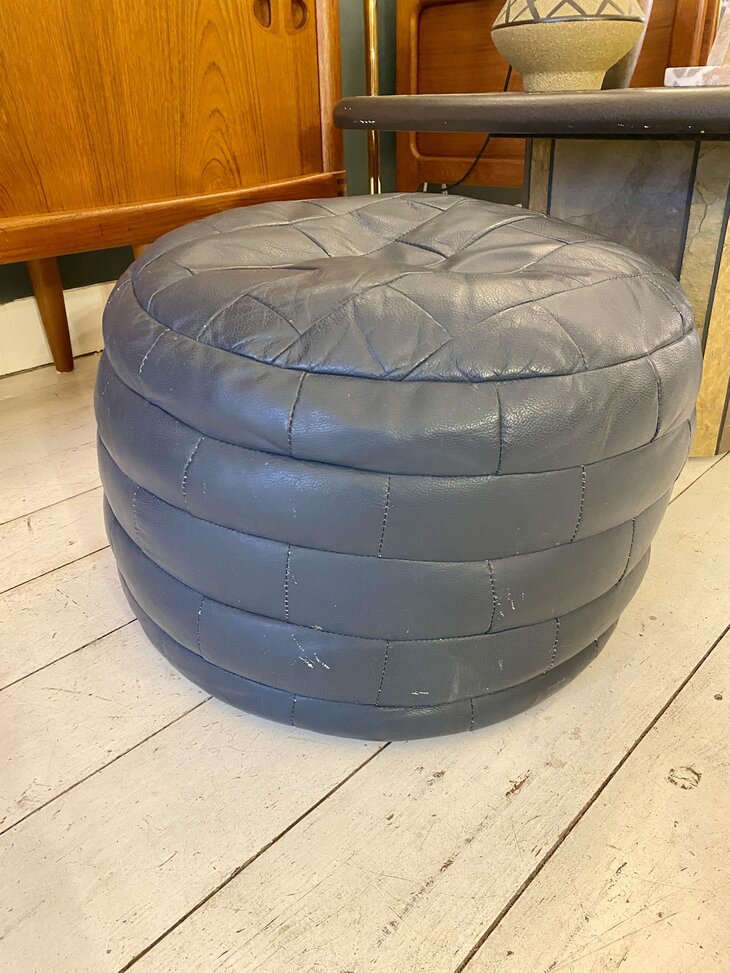 Vintage ronde leren lapjespoef zwart | Sprinkelhop