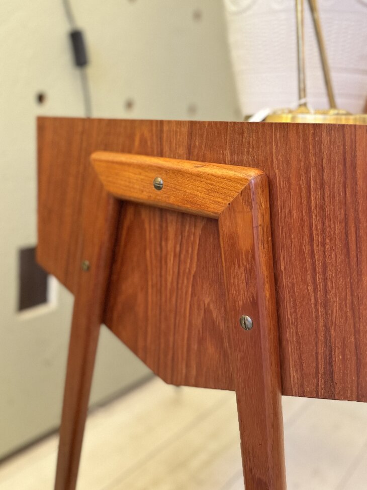 Vintage mid-century Deens nachtkastje naaitafeltje teak 1960s | Sprinkelhop