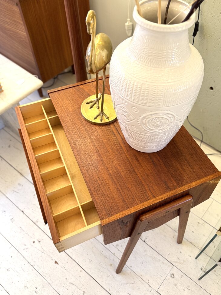 Vintage mid-century Deens nachtkastje naaitafeltje teak 1960s | Sprinkelhop