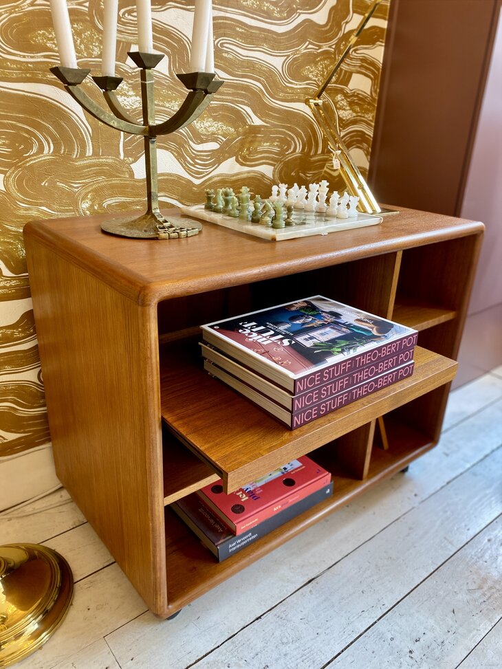 Deens Dyrlund vintage mediakast roltafel voor lp's en platenspeler | Sprinkelhop