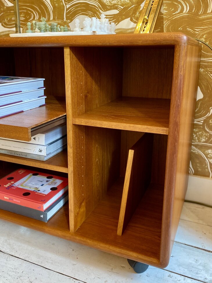 Deens Dyrlund vintage mediakast roltafel voor lp's en platenspeler | Sprinkelhop