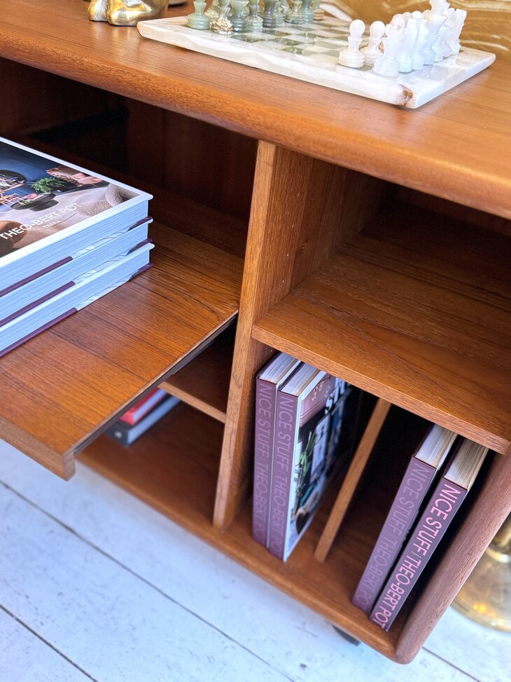 Deens Dyrlund vintage mediakast roltafel voor lp's en platenspeler | Sprinkelhop