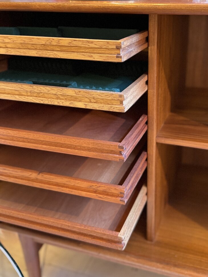 Deens teak dressoir sideboard kast met schuifdeuren | Sprinkelhop