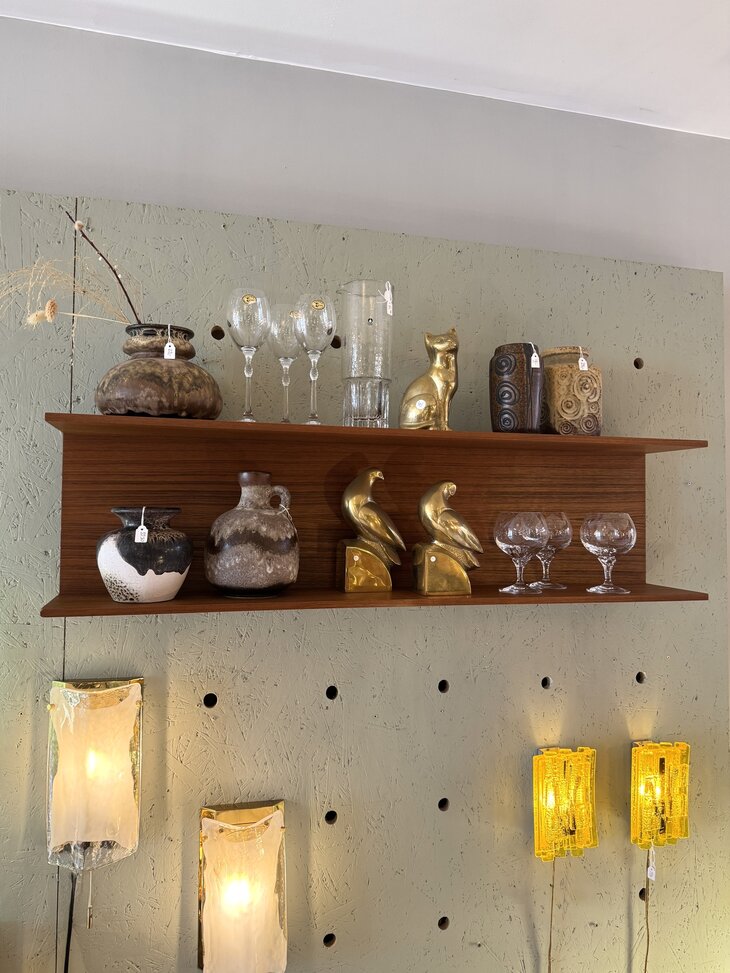 Walter Wirz voor Wilhelm Renz teak zwevende dubbele wandplank  | Sprinkelhop