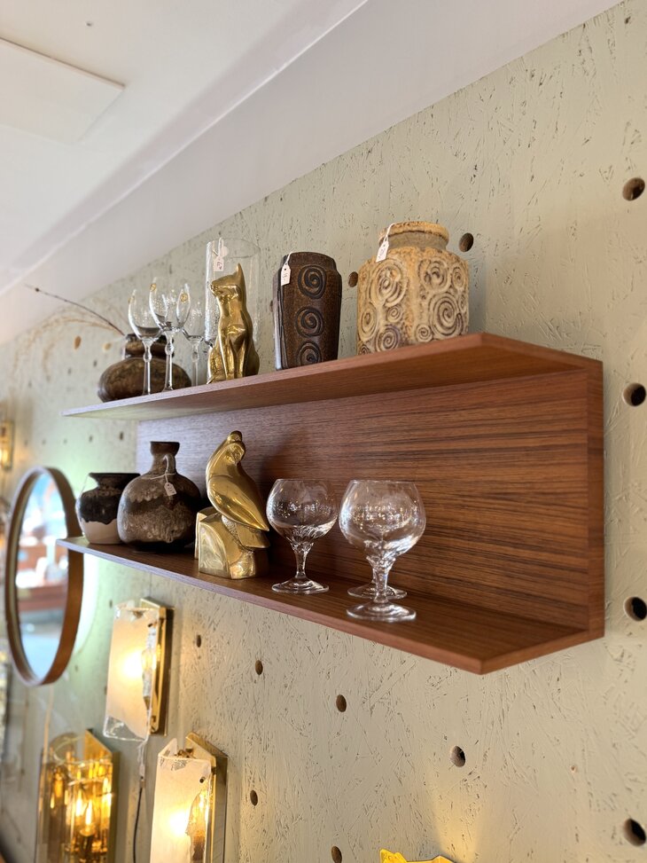 Walter Wirz voor Wilhelm Renz teak zwevende dubbele wandplank  | Sprinkelhop