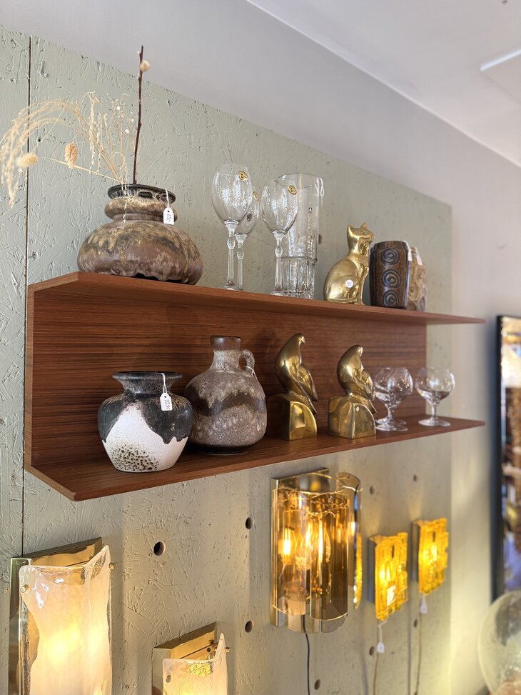 Walter Wirz voor Wilhelm Renz teak zwevende dubbele wandplank  | Sprinkelhop