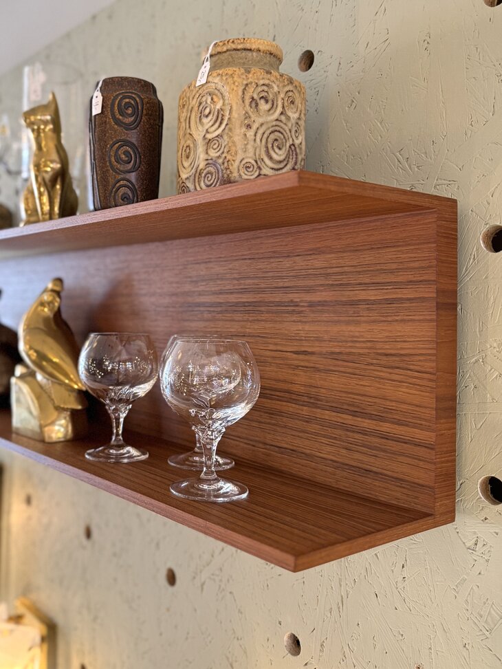 Walter Wirz voor Wilhelm Renz teak zwevende dubbele wandplank  | Sprinkelhop