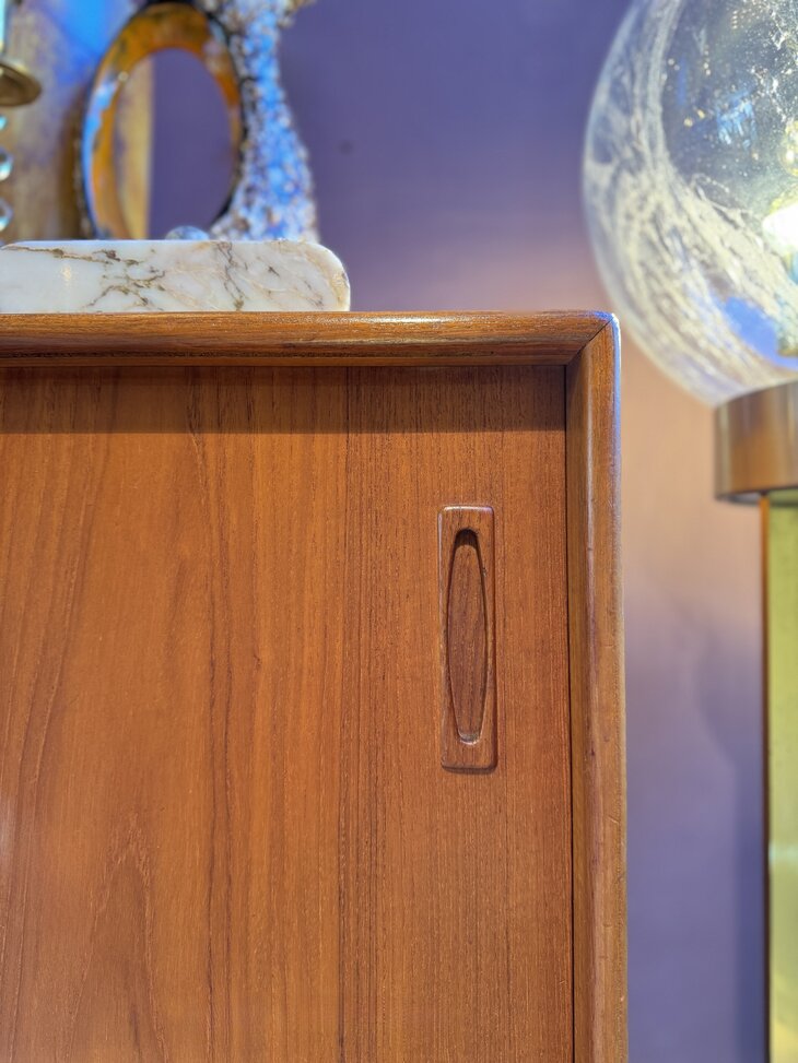 Deens teak dressoir sideboard kast met schuifdeuren | Sprinkelhop