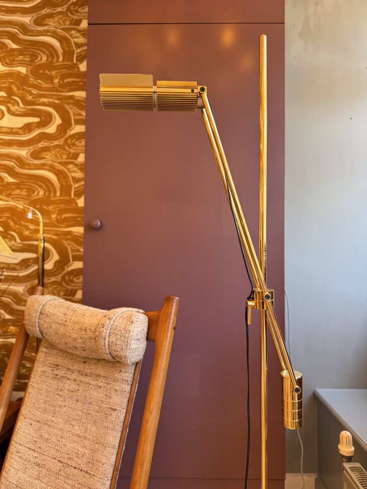 Viktor Frauenknecht voor Swiss Lamps messing haloprofil counter balanced vloerlamp | Sprinkelhop