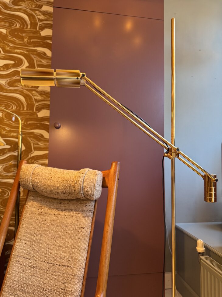 Viktor Frauenknecht voor Swiss Lamps messing haloprofil counter balanced vloerlamp | Sprinkelhop