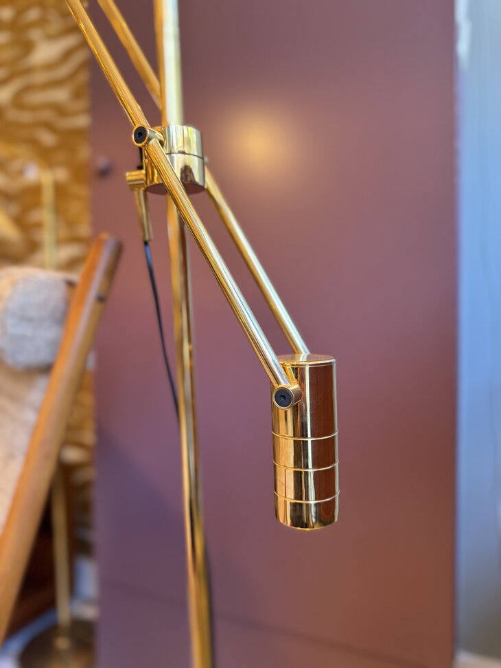 Viktor Frauenknecht voor Swiss Lamps messing haloprofil counter balanced vloerlamp | Sprinkelhop