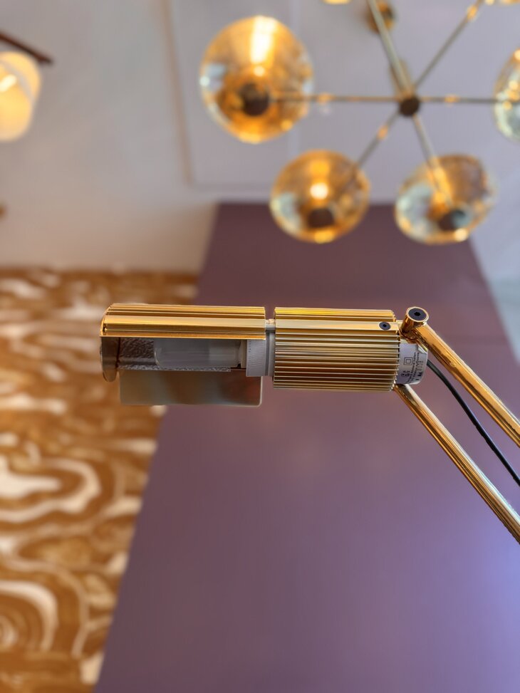 Viktor Frauenknecht voor Swiss Lamps messing haloprofil counter balanced vloerlamp | Sprinkelhop