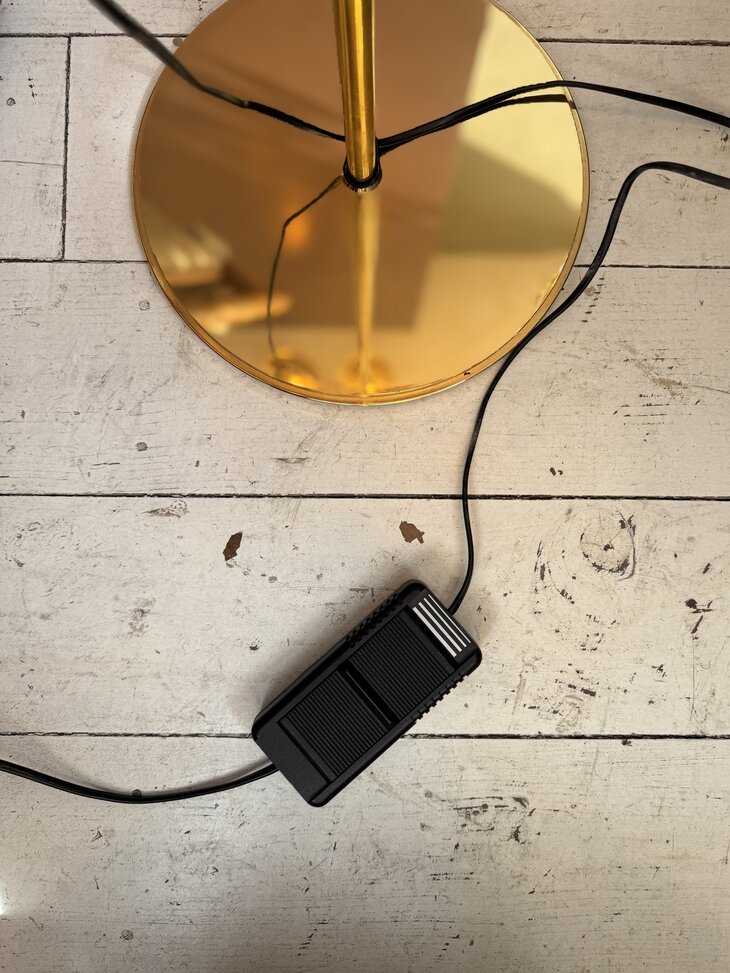 Viktor Frauenknecht voor Swiss Lamps messing haloprofil counter balanced vloerlamp | Sprinkelhop