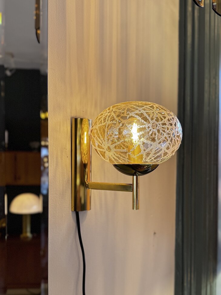 Vintage messing wandlamp met amberkleurige bol | Sprinkelhop