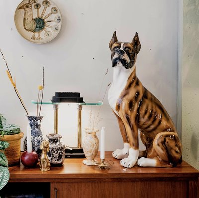 Vintage keramieken porseleinen beeld hond boxer
