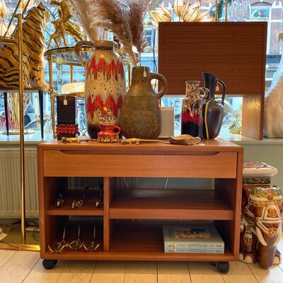 Vintage teak open kastje met uitschuifbaar blad en lade