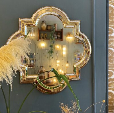 Vintage Venetiaanse mozaïekspiegel met messing vierkant met rondingen